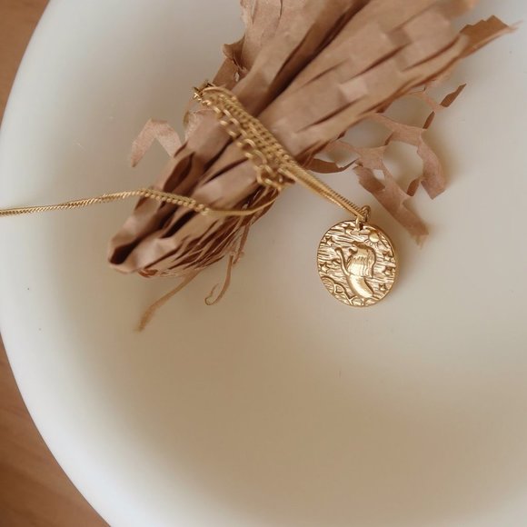 NEW 18K Gold Plated Vintage Embossed Lion Coin Necklace - Picture 4 of 9